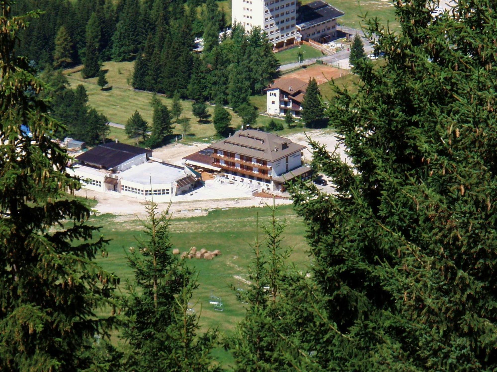 Hotel Cristallo Folgaria Exterior photo